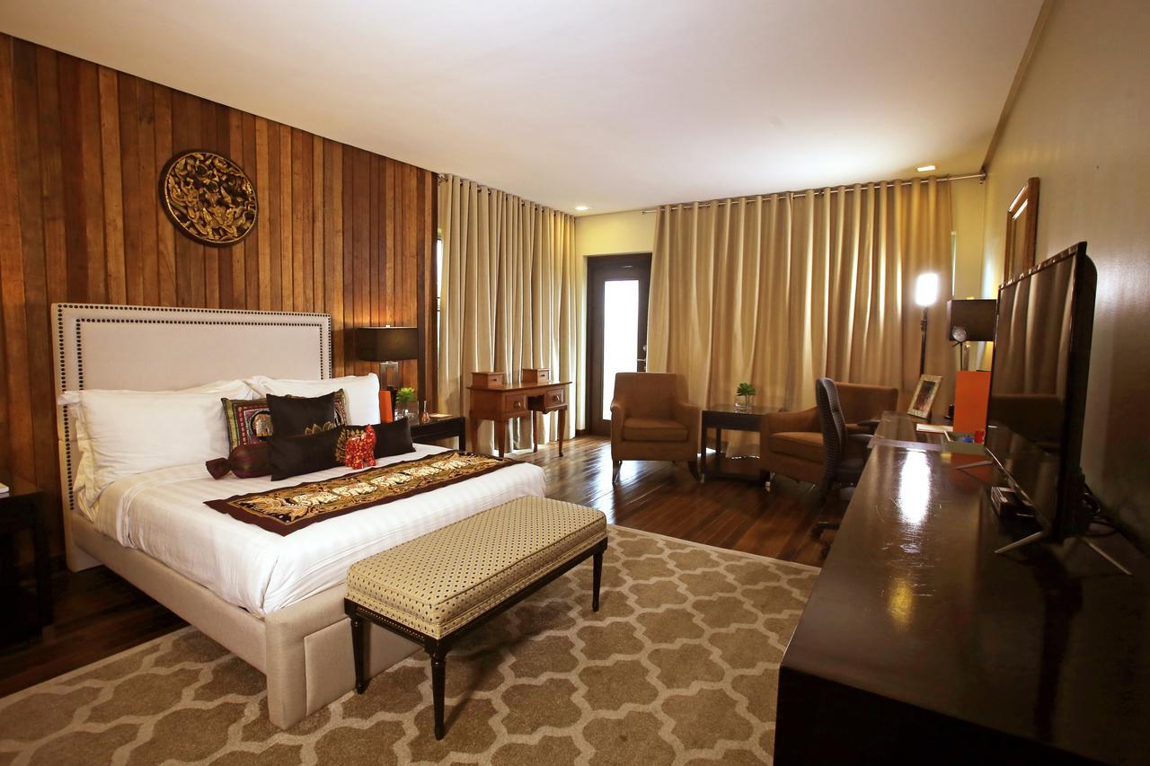 The Oriental Luxury Suites Alfonso Exterior photo